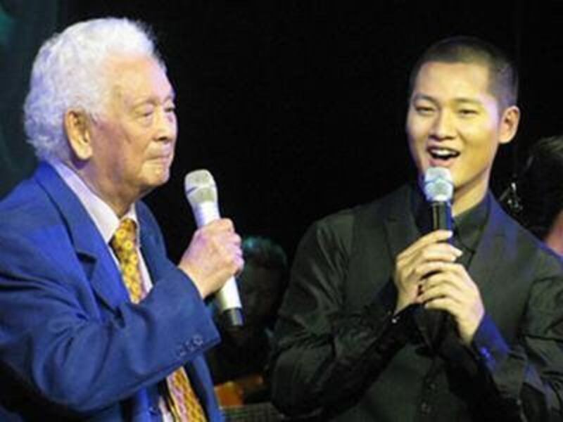 Ca sĩ Đức Tuấn và nhạc sĩ Phạm Duy