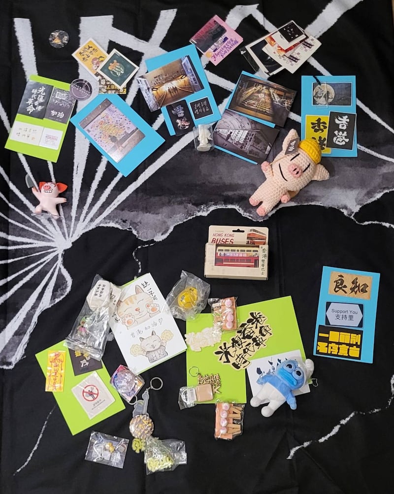 為了這次展覽,Darkness 收集了「反送中」文宣及相關飾物。(受訪者提供)