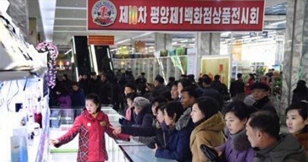 사진은 지난해 12월 평양제1백화점에서 열린 상품전시회에서 주민들이 화장품 '봄향기' 제품을 구경하는 모습.