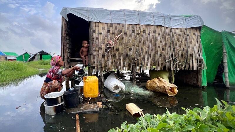 မိုခါ ဆိုင်ကလုန်းမုန်တိုင်းကြောင့် ပျက်စီးသွားသည့် ရခိုင်ပြည်နယ်၊ စစ်တွေမြို့နယ်မှ ဗေဒါရိုဟင်ဂျာရွာတွင် နေထိုင်သူအချို့အား ၂၀၂၃ ခုနှစ်၊ စက်တင်ဘာ ၁၂ ရက်နေ့က တွေ့ရစဉ်။ (Photo: RFA)