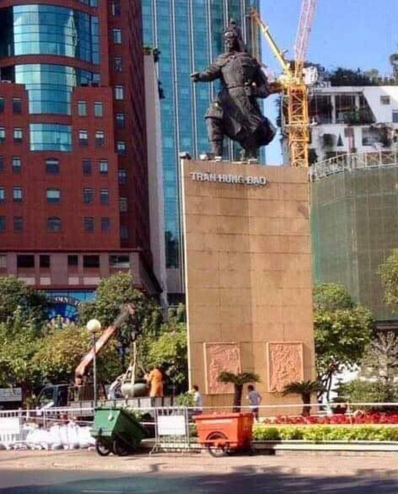 Các thùng rác trước tượng đài Trần Hưng Đạo ở thành phố Hồ Chí Minh ngày 17/2/2019