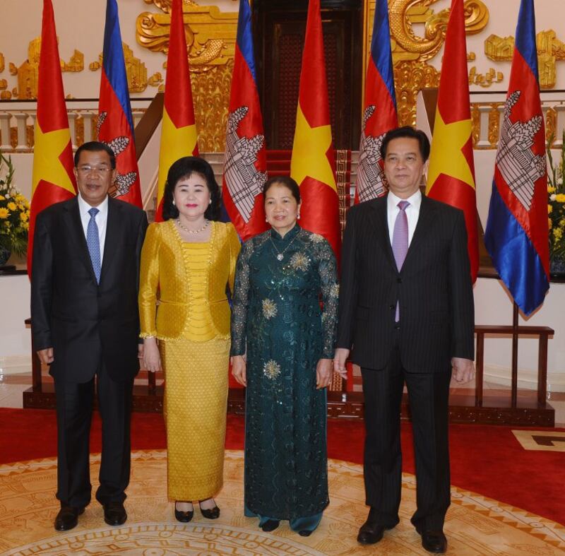 Hình minh họa. Thủ tướng Campuchia Hun Sen (thứ nhất bên trái và vợ Bun Rany chụp hình cùng Thủ tướng Nguyễn Tấn Dũng (thứ nhất từ phải sang) và vợ là bà Trần Thanh Kiệm ở Hà Nội hôm 26/12/2013