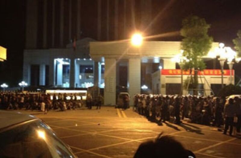 廣東省汕頭市大批防暴警把守市政府辦公室門外，禁止抗議村民靠進。雙方保持克制，未有發生任何衝突。（現場人士提供）