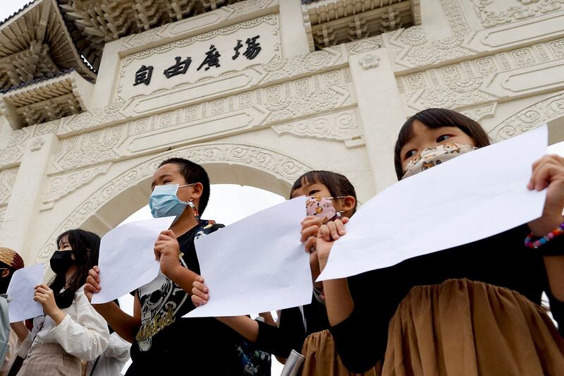 自由广场是台湾社会运动的集结地，张可扬以舞作名称《在大道与广场之间遇到一头大象》呼应空间场域。（路透社）