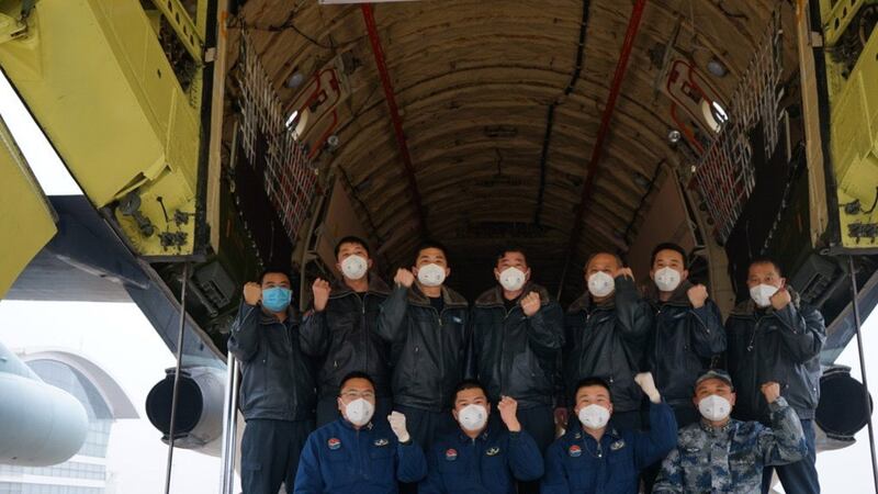 解放军4,000多名医护人员驰援武汉。（视频截图）