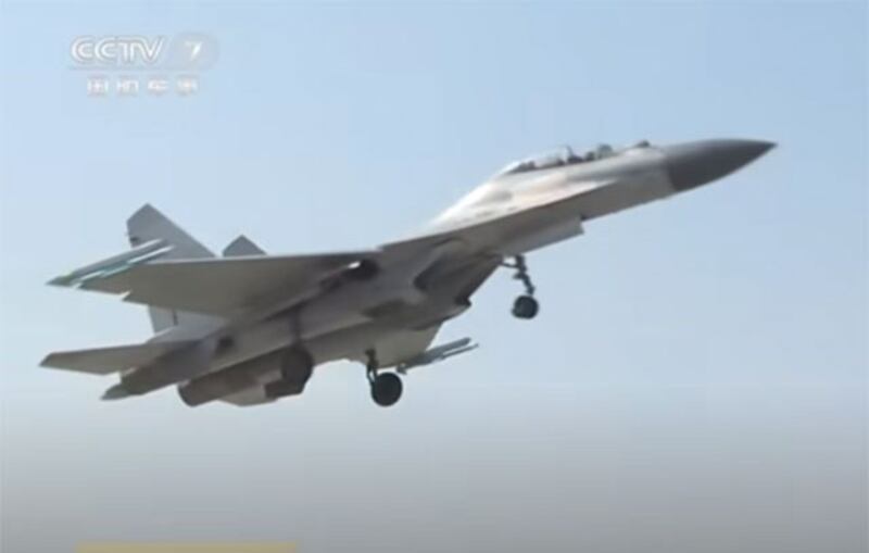 歼-16近距离空战演练起飞镜头。该机是引进俄罗斯苏-27历经两代国产化的结果。(视频截图)
