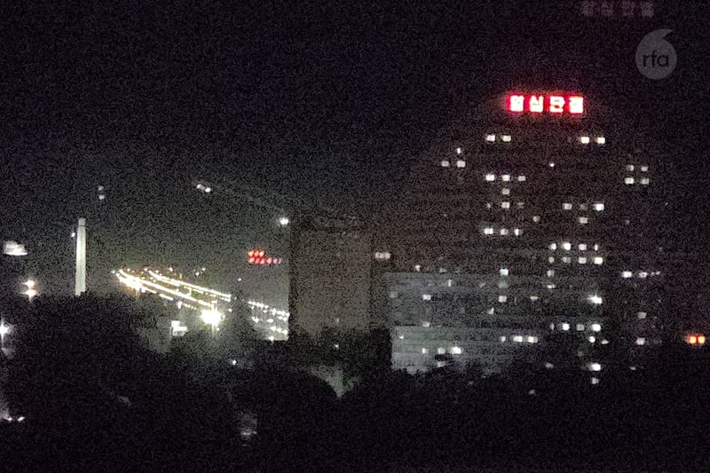 신의주에서 남신의주를 거쳐 평양까지 연결되는 1번 국도의 야간 풍경. 가로등이 켜진 도로 위에 전조등을 켜고 달리는 자동차들이 보인다. 박종철 교수 제공