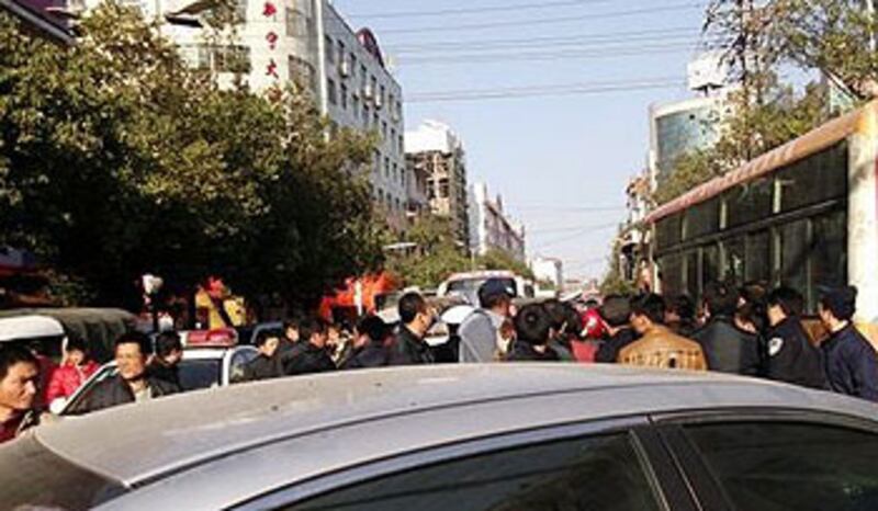 1月1日，新寧縣一名黑車司機被城管毆打倒地受傷後，途人紛紛聲討，二百市民包圍現場，造成交通堵塞。（黑車司機蕭先生提供）