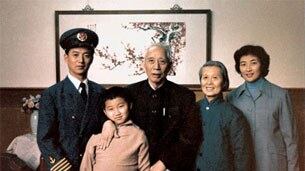 图片:王震夫妇与长子王兵一家合影。(资料图)