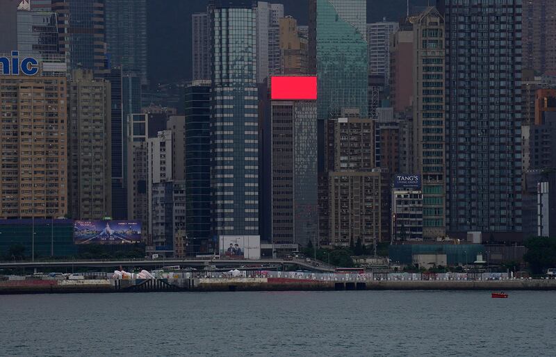 2021 年 6 月 29 日，香港的高层建筑中可以看到红色电子监视器。 （美联社）