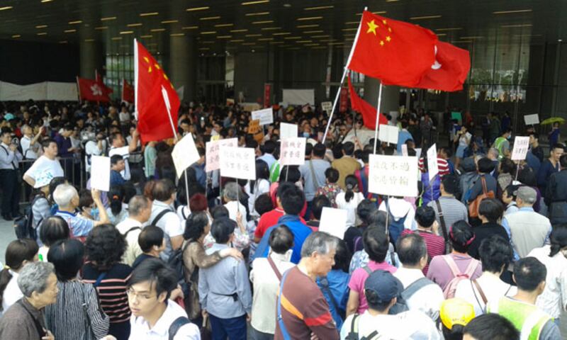 2015年4月22日，反對及支持政改方案的示威團體，擠滿立法會示威區。（戴維森攝）