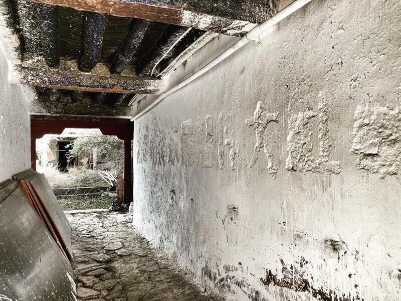 如今次角林寺的墙上还残留着文革口号”高举毛泽东思想伟大旗帜”。（唯色拍摄）