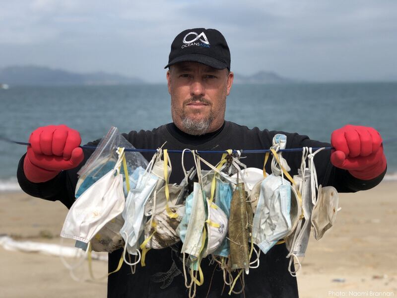 OceansAsia负责人Gary在香港海滩捡到不少外科口罩。(翻摄自OceansAsia脸书)
