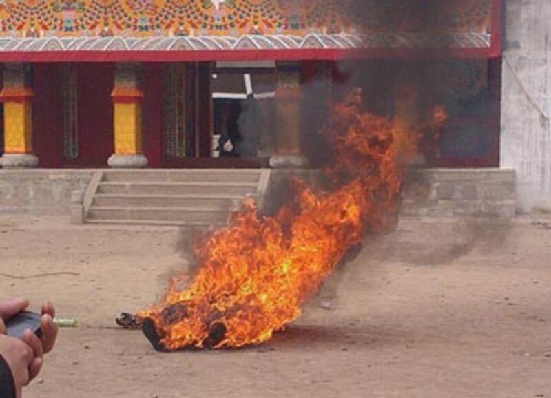 2013年2月25日星期一，27歲藏民次桑嘉在甘肅西倉寺內自焚，當場死亡。 (本台藏語組提供)