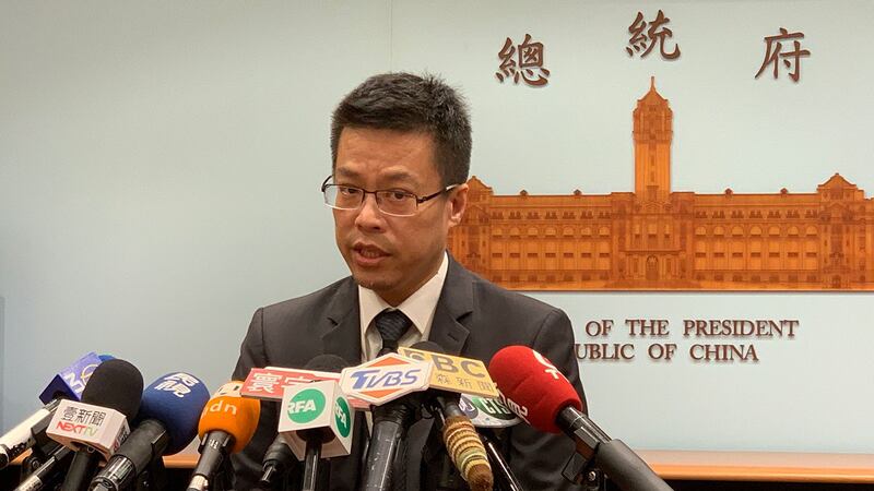 台湾总统府发言人黄重谚22日针对中国人大要审香港版国安法接受联访。（记者夏小华摄）
