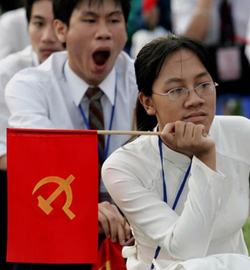 Các sinh viên ngồi theo dõi những bài diễn văn của một bưởi lễ ở Quảng trường Ba Đình tại Hà Nội