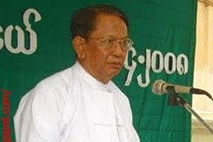 စစ်အစိုးရခေါင်းဆောင် ဗိုလ်ချုပ်မှူးကြီး သန်းရွှေ၏ အနီးကပ် လူယုံအဖြစ် သတင်းကြီးသော အမှတ် (၁) စက်မှုဝန်ကြီးဌာန ဝန်ကြီး ဦးအောင်သောင်းကို အခမ်းအနားတခုတွင် တွေ့ရပုံ ဖြစ်ပါသည်။ (Photo from blogspot.com)