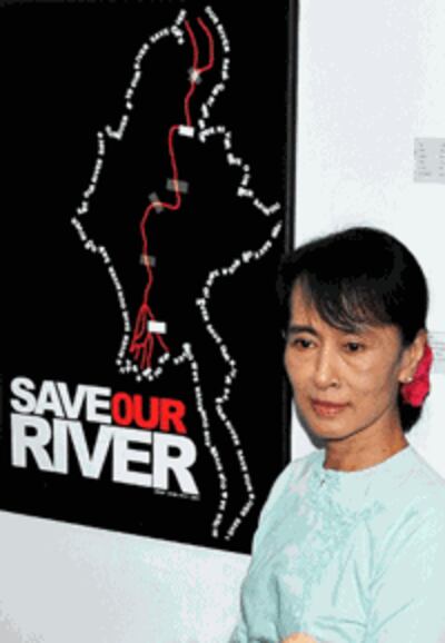 Lãnh tụ đối lập Aung San Suu Kyi bên bích chương phản đối dự án- AFP photo