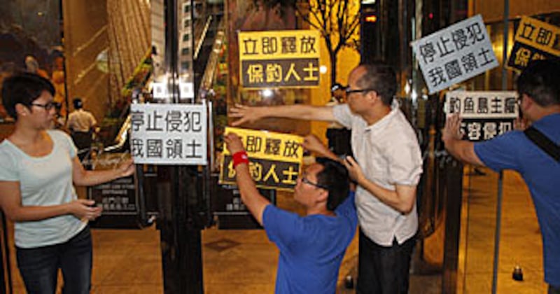 香港“啟豐二號” 保釣人士週三成功登陸鈎魚島,但被日本拘捕,牽起中港台三地華人示威聲援,圖為民建聯往日本駐港領事館要求釋放被捕保釣人士。 (民建聯提供)