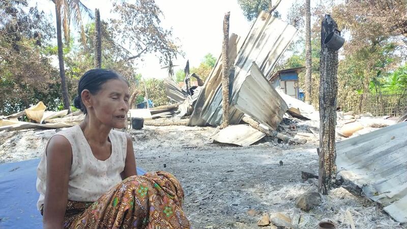 အိမ်ခြေ ၂၄၀ ရှိသည့် ကျောက်တော်မြို့နယ် ဘုရားပေါင်းရွာရှိ မီးလောင်ပြင်မြင်ကွင်းနှင့် ကျေးရွာဒေသခံတစ်ဦးကို ၂၀၂၀ စက်တင်ဘာ ၅ ရက်နေ့က တွေ့ရစဉ်။ 