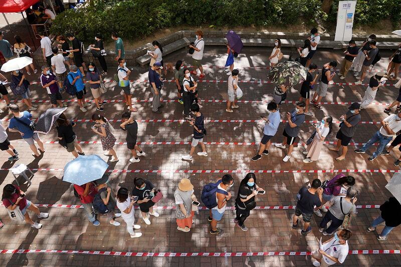2020年7月12日，香港民主派举行立法会初选，支持者无惧国安法踊跃参与投票。（路透社）