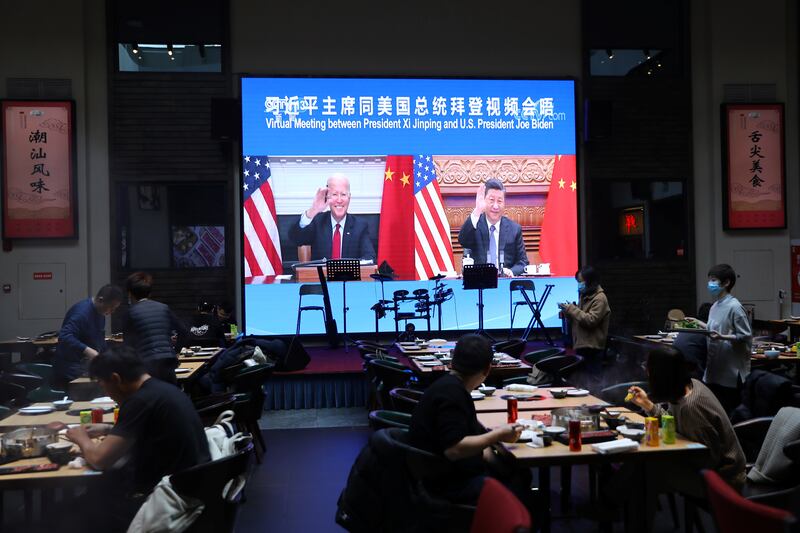 2021年11月16日，拜登與習近平 一起帶著笑容揮手打招呼，令會面氣氛一開始便顯得十分融洽。（路透社）