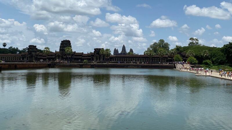 Angkor_Wat_and_Tourists_081820.jpg