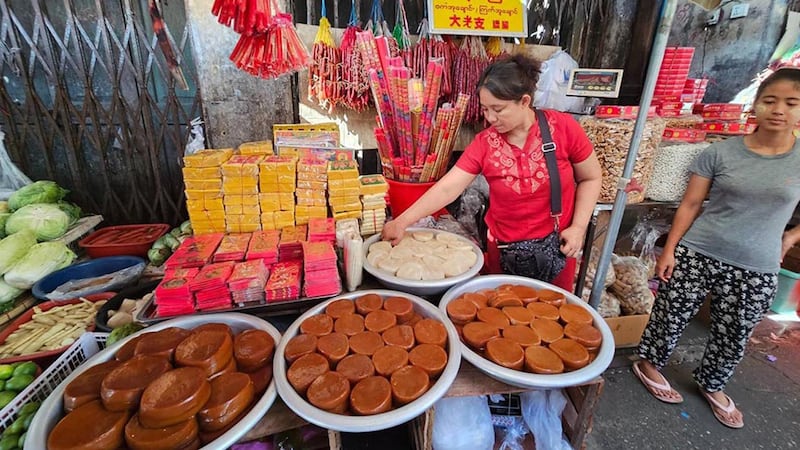 ရန်ကုန်မြို့၊ လမ်းမတော်နဲ့ လသာမြို့နယ်၊ မဟာဗန္ဓုလလမ်းတွင် တရုတ်ရိုးရာ မုန့်နှင့် ပစ္စည်းများ ရောင်းချနေသည်ကို ၂ဝ၂၄ ခုနှစ်၊ ဖေဖော်ဝါရီလ ၂ ရက်နေ့က တွေ့ရစဉ်။ (Photo: RFA)