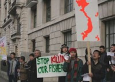 VnYouthProtestLonDon200b.jpg
