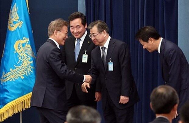 문재인 대통령이 10일 오후 청와대 춘추관 브리핑룸에서 열린 기자회견에서 국무총리와 국정원장, 비서실장 후보자를 발표한 뒤 후보자들과 인사하고 있다. 왼쪽부터 문 대통령, 이낙연 국무총리 후보자, 서훈 국정원장 후보자, 임종석 비서실장.