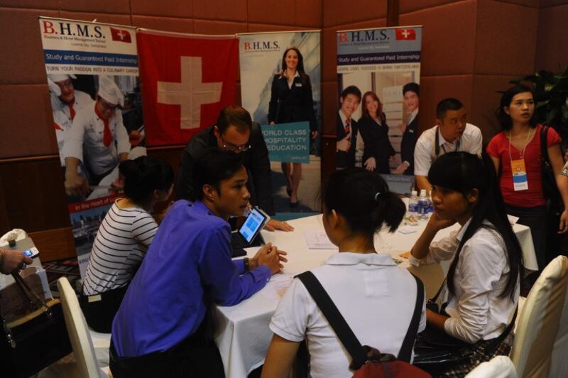 Hình minh hoạ. Hình chụp hôm 26/10/2014: các học sinh trung học và gia đình đến lấy thông tin du học của một trường đại học của Thuỵ Sĩ tại một triển lãm giáo dục quốc tế ở Hà Nội