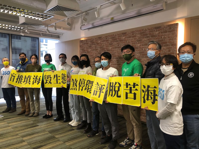 15個環保及關注團體批評港府迴避公開關鍵的決策文件及進行完整的策略性環評。（文海欣 攝）