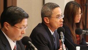 스위스에서 27일까지 열리는 제10차 유엔 인권이사회에서 유엔 북한인권 특별보고관의 임기 연장을 핵심 내용으로 하는 결의안이 상정돼 표결에 부쳐질 예정이다. 사진은 지난해 10월 방한한 비팃 문타폰(가운데) 유엔 북한인권특별보고관이 서울에서 기자회견을 하는 모습.