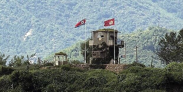 사진은 임진강변 북한군 초소.