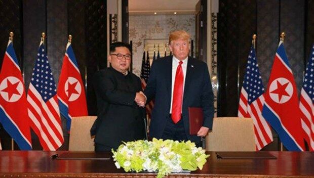 지난 2018년 싱가포르에서 열린 북미정상회담에서 김정은 북한 국무위원장과 도널드 트럼프 미국 대통령의 공동성명 서명식 모습.