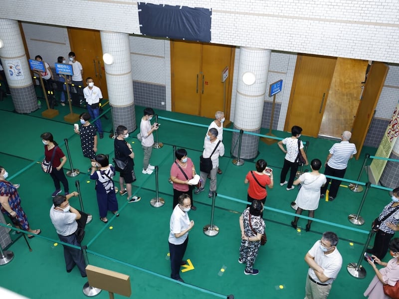 是次選舉結果,14個直選議席建制派贏11席,非建制派只有3席。(美聯社圖片)