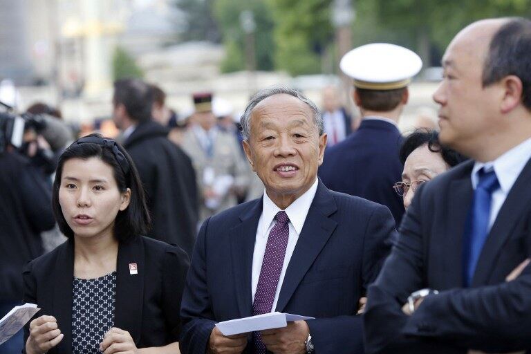 Cựu Bộ trưởng Ngoại giao Trung Quốc, ông Lý Triệu Tinh (giữa) chụp tại Paris vào ngày 14/7/2014.