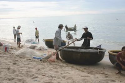 Các thuyền thúng thường dùng để lưới cá và cũng để câu mực, người mua đôi khi chờ ngay tại bãi. RFA, ảnh minh họa