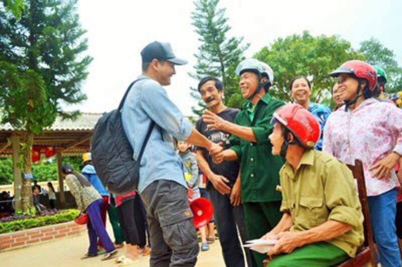 MC Phan Anh trò chuyện với người dân miền Trung. 