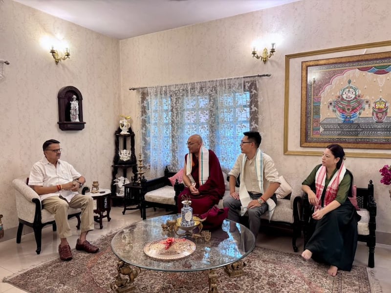 རྒྱ་གར་རྒྱལ་ས་ལྡི་ལིར་སྤྱི་འཐུས་སྐུ་ཚབ་ཚོགས་ཆུང་གིས་ཞུ་གཏུག་ལས་འགུལ་སྐབས་རྒྱ་གར་གྲོས་ཚོགས་ཀྱི་འཐུས་མིར་མཇལ་ཕྲད་གནང་པའི་སྐབས།