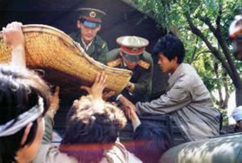 1989年5月20日,学生们一边给受阻的戒严部队军人讲解学运真相、劝说不要前往天安门广场镇压,一边给受阻的戒严部队军人送食物。(六四档案图)