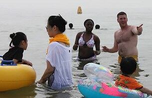 지난 4일 장마가 소강상태를 보이자 충남 보령시 대천해수욕장에는 반짝 피서객들이 몰려 물놀이를 즐기고 있다.