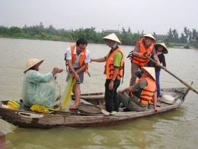 Khách du lịch tập quăng lưới đánh bắt cá.Courtesy Báo Tin Tức