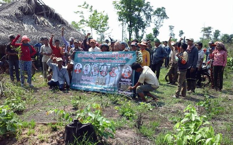 ប្រជា​សហគមន៍​នៅ​ឃុំ​ជាំក្រវៀន ស្រុក​មេមត់ ខេត្ត​ត្បូងឃ្មុំ នាំ​គ្នា​លើក​បដា​ដែល​មាន​រូប​មន្ត្រី​អាដហុក (ADHOC) មន្ត្រី គ.ជ.ប និង​អ្នកស្រី ទេព វន្នី ដើម្បី​ស្នើ​ឲ្យ​ដោះលែង កាល​ពី​ថ្ងៃ​ទី​៣ ខែ​កុម្ភៈ ឆ្នាំ​២០១៧។ Photo ADHOC