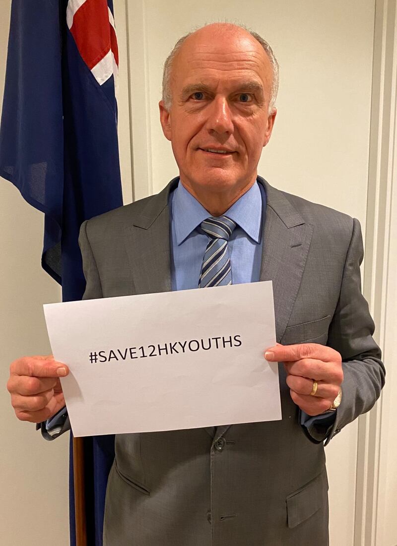 2020年10月，澳大利亞參議員（Eric Abetz）舉牌聲援因逃往台灣遭中共當局逮捕並關押在深圳的12名香港年輕人。 （阿貝茨臉書圖片）
