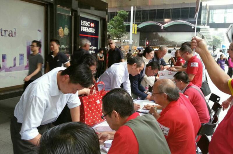 2014年10月27日，保普選反佔中大聯盟設街站收集簽名。(保普選反佔中大聯盟官網)