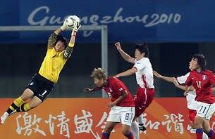 지난해 아시안게임 여자축구 한국과 북한의 4강전 모습.