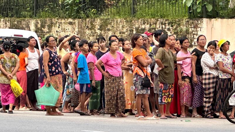 အောင်သမာဓိရွှေဆိုင်ကဝေတဲ့ အစားအသောက်တွေရဖို့ ရန်ကုန်တိုင်း၊ ဗဟန်းမြို့နယ် ရွှေဂုံတိုင်လမ်းမကြီးပေါ်မှာ စီတန်းစောင့်ဆိုင်းနေကြသူတွေကို ၂၀၂၃ စက်တင်ဘာ ၂၄ ရက်နေ့က တွေ့ရစဉ်။ (Photo: RFA)