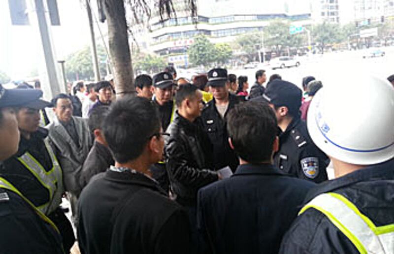 2013年2月16日，廣州網友街頭抗議朝鮮核試時，被警察阻止和驅趕。(參與網友提供)