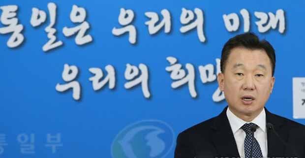 정준희 통일부 대변인이 지난해 11월 서울 세종로 정부서울청사에서 개성공단 출입경, 탈북자 출신 통일부 공무원 채용 등에 관해 정례브리핑하고 있다.